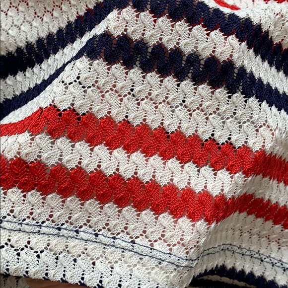 Beautiful top - Picture 3 of 4